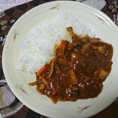 大根をカレーに入れるなんて面白い！味もすっかり馴染んじゃって大根がわからない位ですね！人参、玉葱、じゃがに続きしめじまで～ごちそうさまでした！